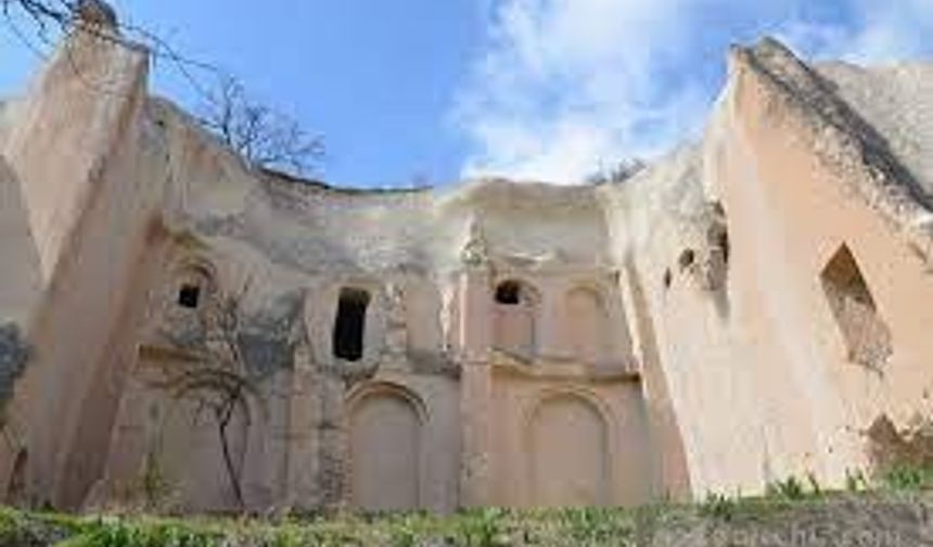 Fırkatan Kilisesi tarihi dokusu ile Ortahisar'a renk katıyor