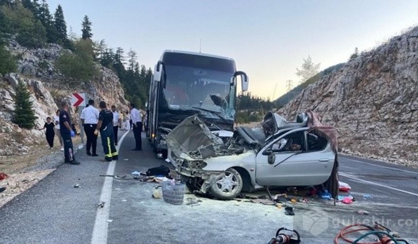 Antalya’da Yolcu Otobüsü İle Otomobil Çarpıştı: ''Otomobil Parçalandı 1 Ölü 5 Yaralı''