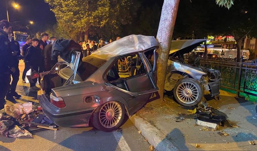 Kastamonu'da Ağaca Çarpan Araba İki Parçaya Bölündü:''Sürücü Sıkıştı Zorlukla Çıkartıldı''