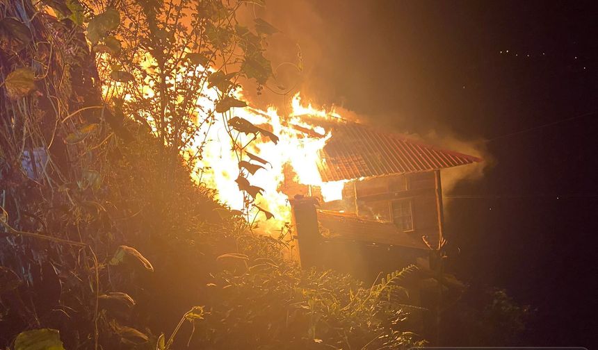 Rize'de Yangın Paniği Yaşandı ''Vatandaşlar Alevlere  Bahçe Hortumuyla Müdahale Etti''