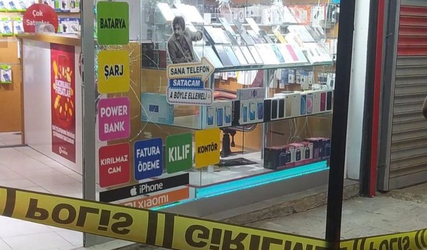 Adana'da Hasımlarından Kaçıp Telefoncuya Sığındı: Şüphelilerin İş Yerini Kurşunladığı Anlar görüntülendi