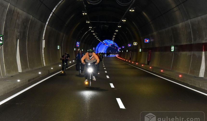 "Gümüşhane'de 29 bisikletçi, Cumhuriyetin 100. Yılında Zigana Tüneli'ni Bisikletle Aştı"
