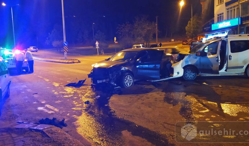 "Alkollü Sürücünün Korkunç Etkisi: İki Otomobil Kafa Kafaya Çarpıştı!"
