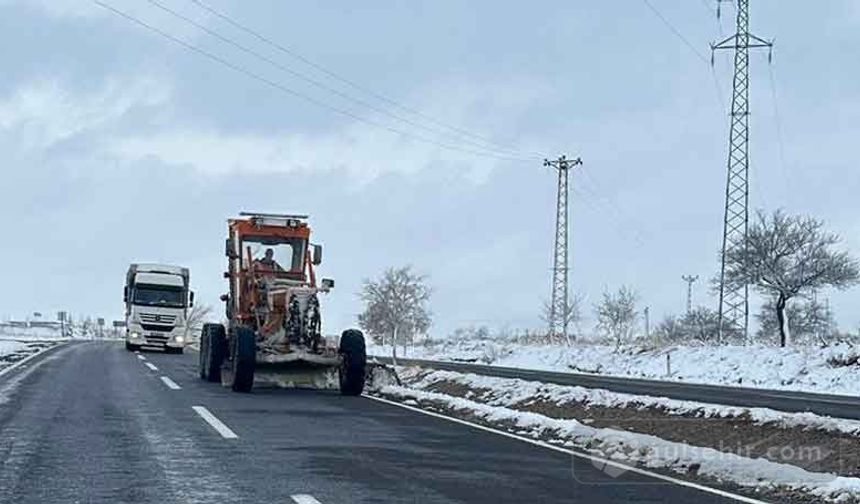 Nevşehir-Gülşehir Havaalanı Yolunda Kar Temizleme Çalışmaları Aralıksız Sürüyor