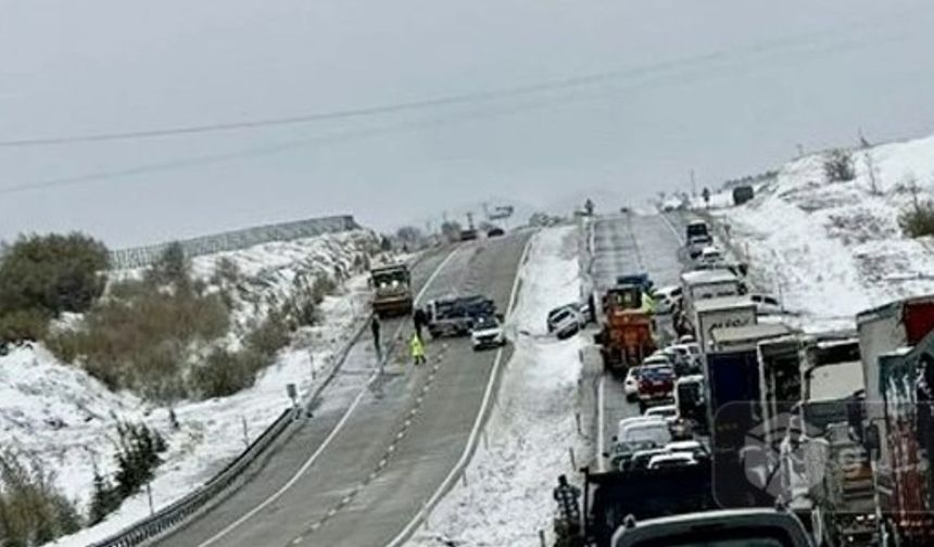 Kırşehir-Nevşehir Karayolunda Çarpışma: Araçlar Hasar Gördü, 5 Yaralı