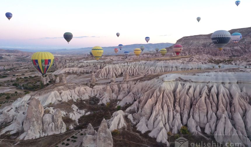 Kapadokya'da Renkli Balon Gökyüzünü Süsledi: UNESCO Mirası Üzerinde Ateşli Yükseliş Büyüledi