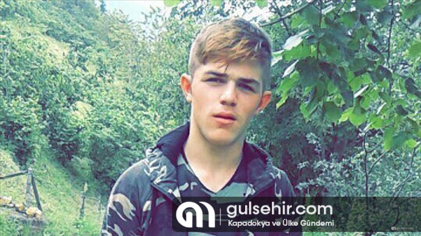 11 Ağustos 2017'de bölücü terör örgütü mensuplarınca şehit edilen 15 yaşındaki Eren Bülbül'ün mezarını ziyaret etti.