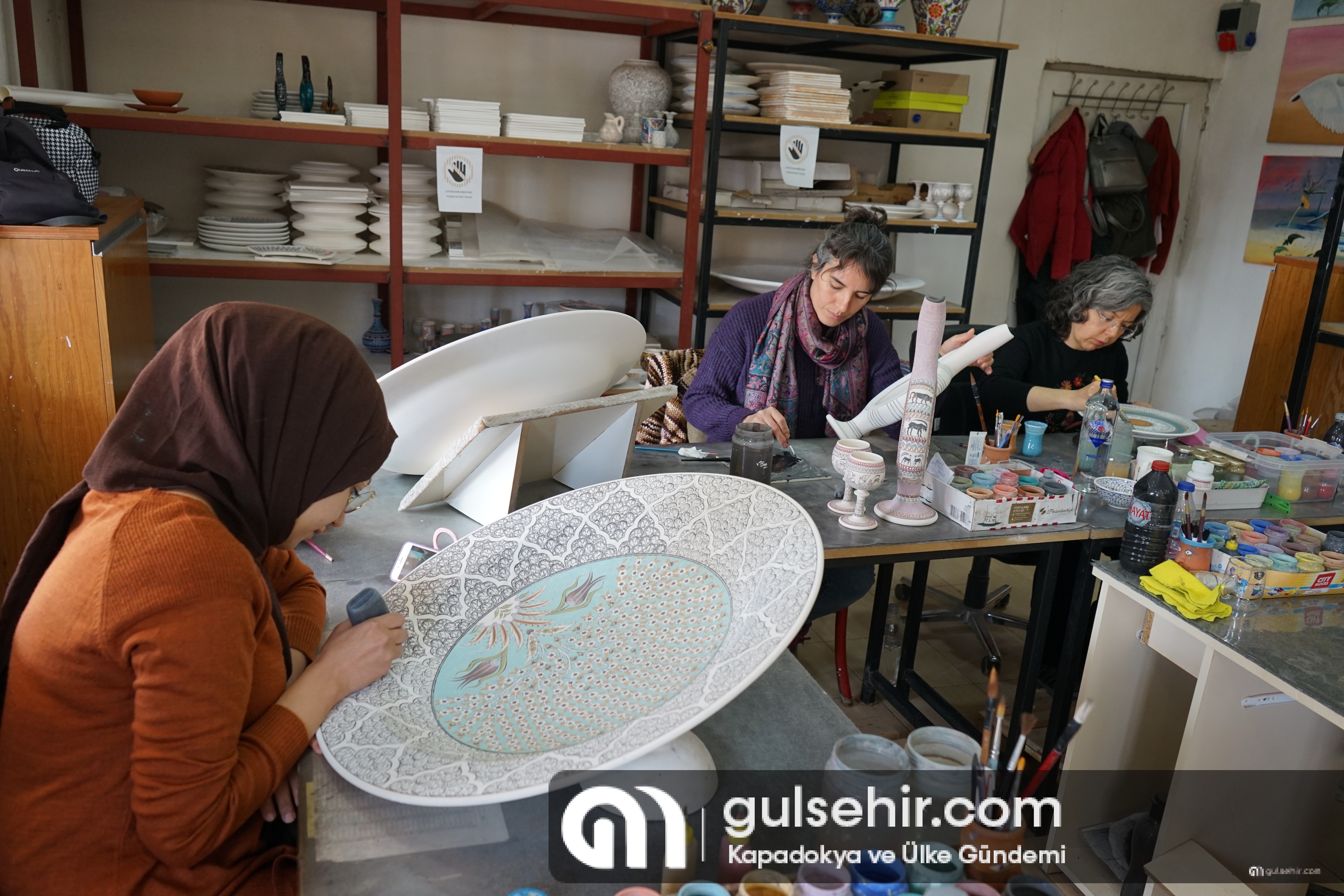AA-20221210-29698811-29698809-SERAMIK_USTASI_KADIN_KOSGEB_DESTEGI_ILE_KURDUGU_ATOLYESINDE_IHRACATA_YONELDI