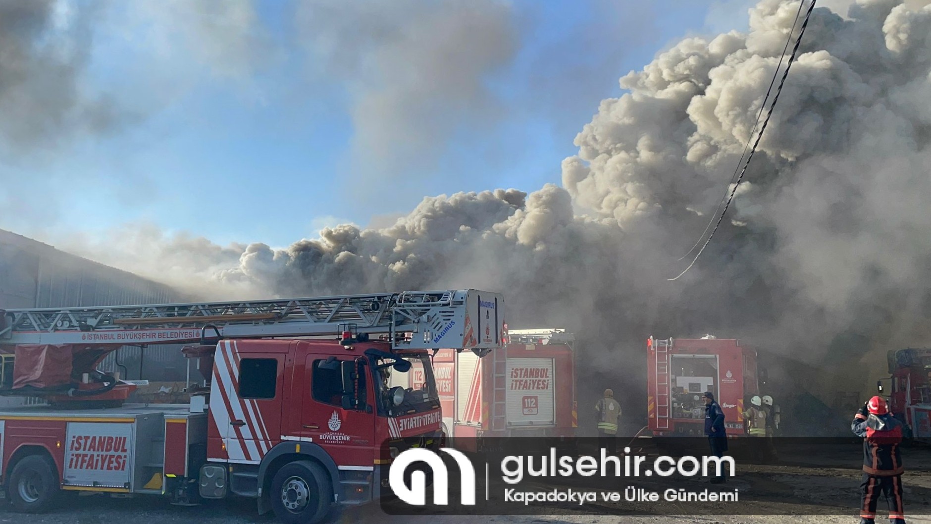 İstanbul Sultangazi'de çıkan yangına müdahale ediliyor