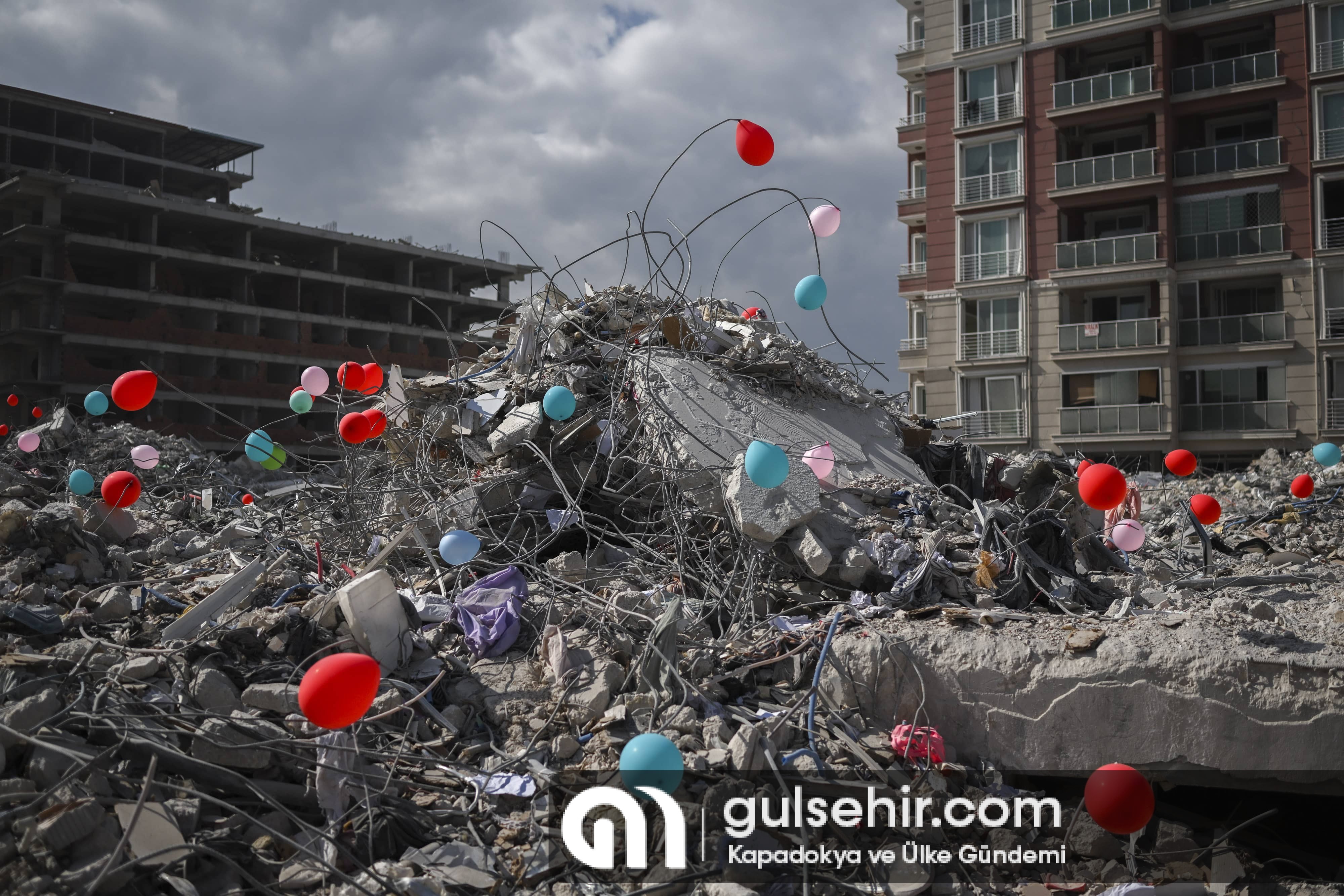 AA-20230219-30352111-30352103-HATAYDA_DEPREMDE_OLEN_COCUKLAR_ANAOKULUNUN_ENKAZINA_ASILAN_BALONLARLA_ANILDI (1)