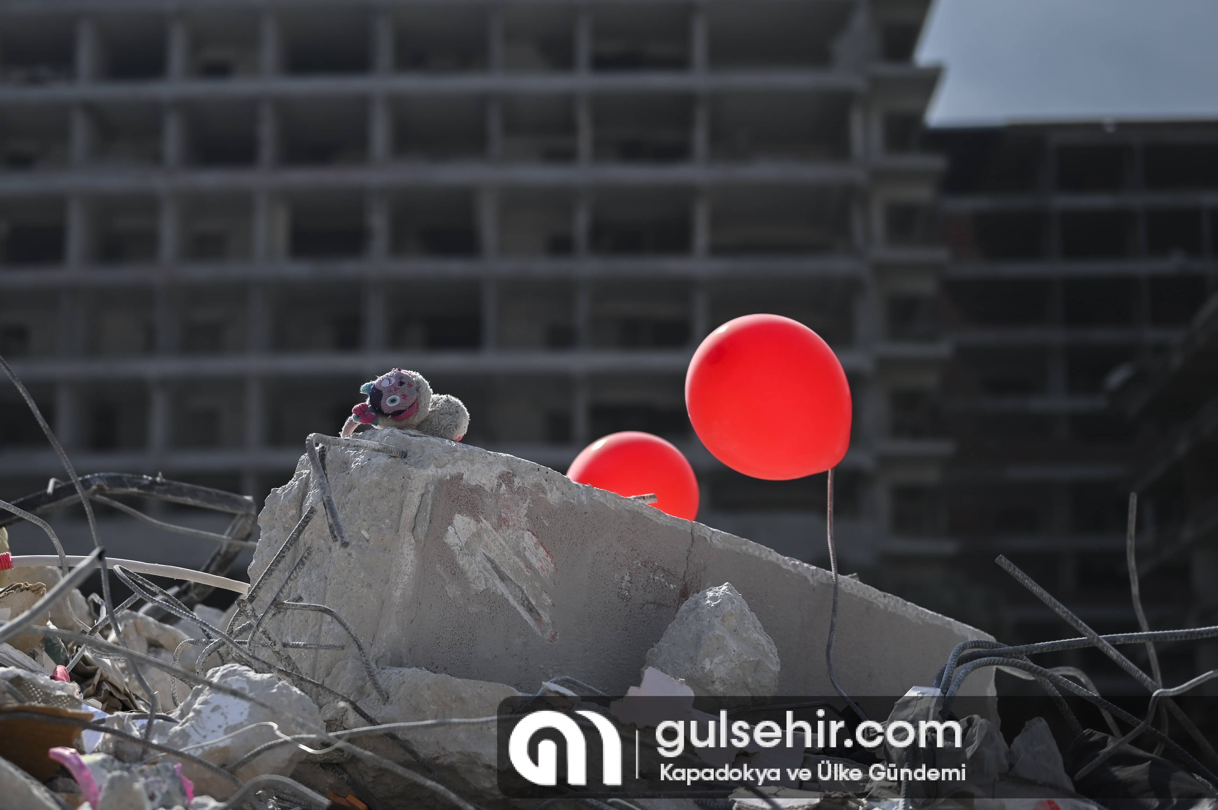AA-20230219-30352111-30352108-HATAYDA_DEPREMDE_OLEN_COCUKLAR_ANAOKULUNUN_ENKAZINA_ASILAN_BALONLARLA_ANILDI (1)